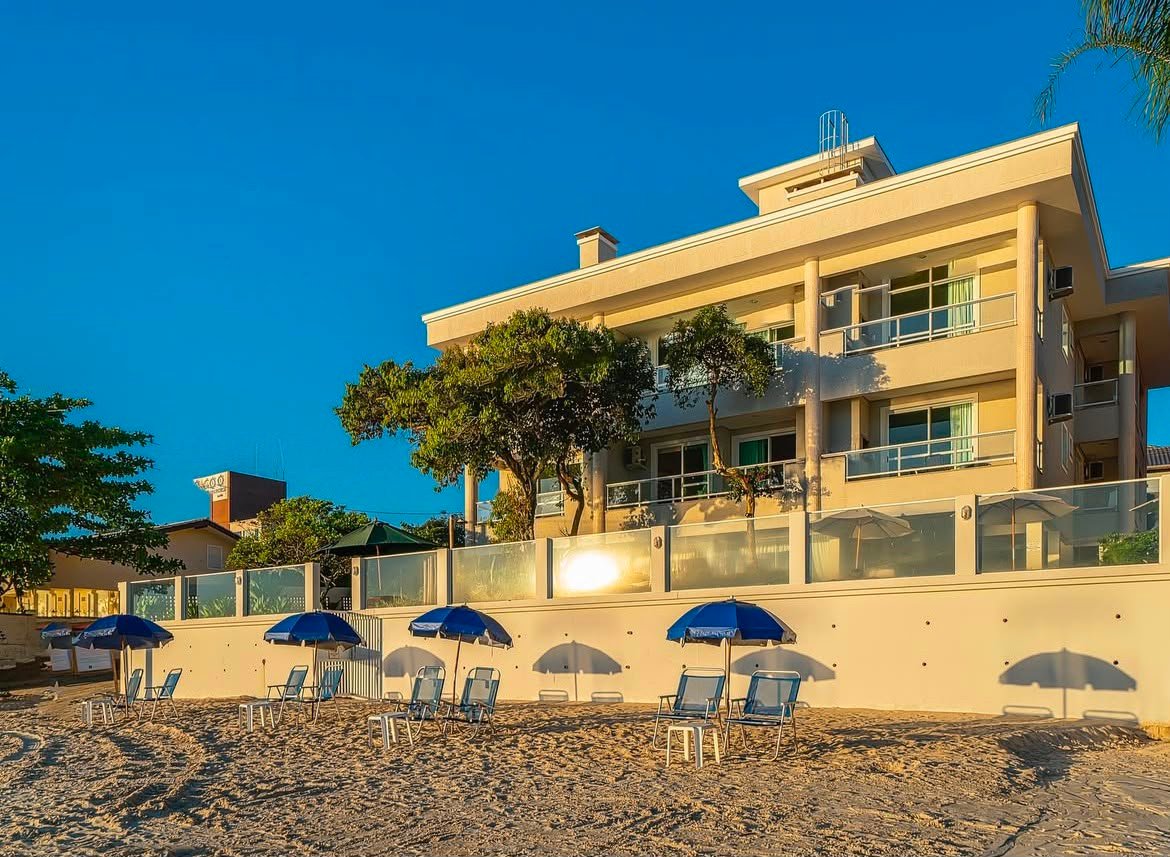 Fachada da pousada em frente à praia