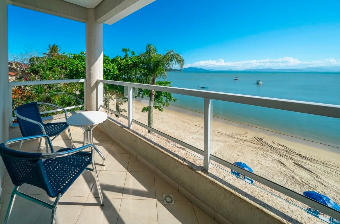 Varanda com vista panorâmica para a praia em Bombinhas