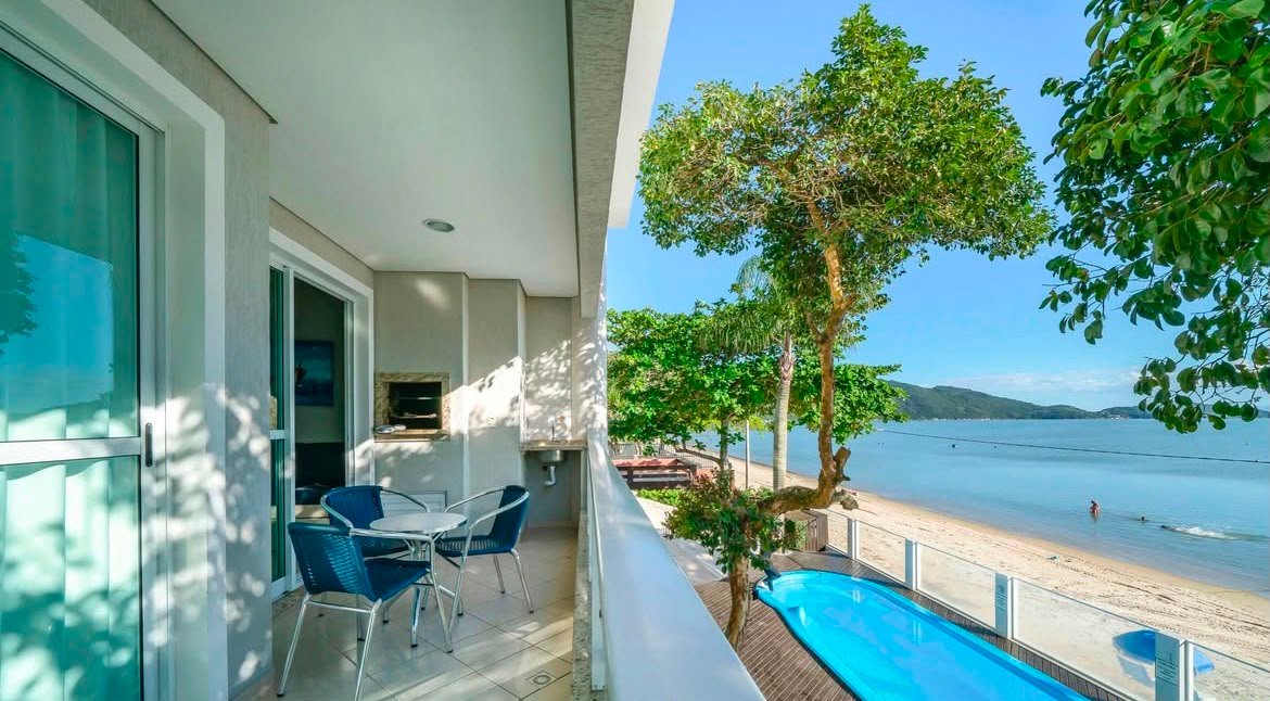 Varanda da Pousada Areia Branca com vista para a piscina e o mar